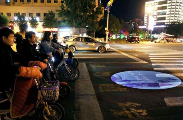 the non-motor vehicle cyclists, neatly wait in the non-motor lane stop line.