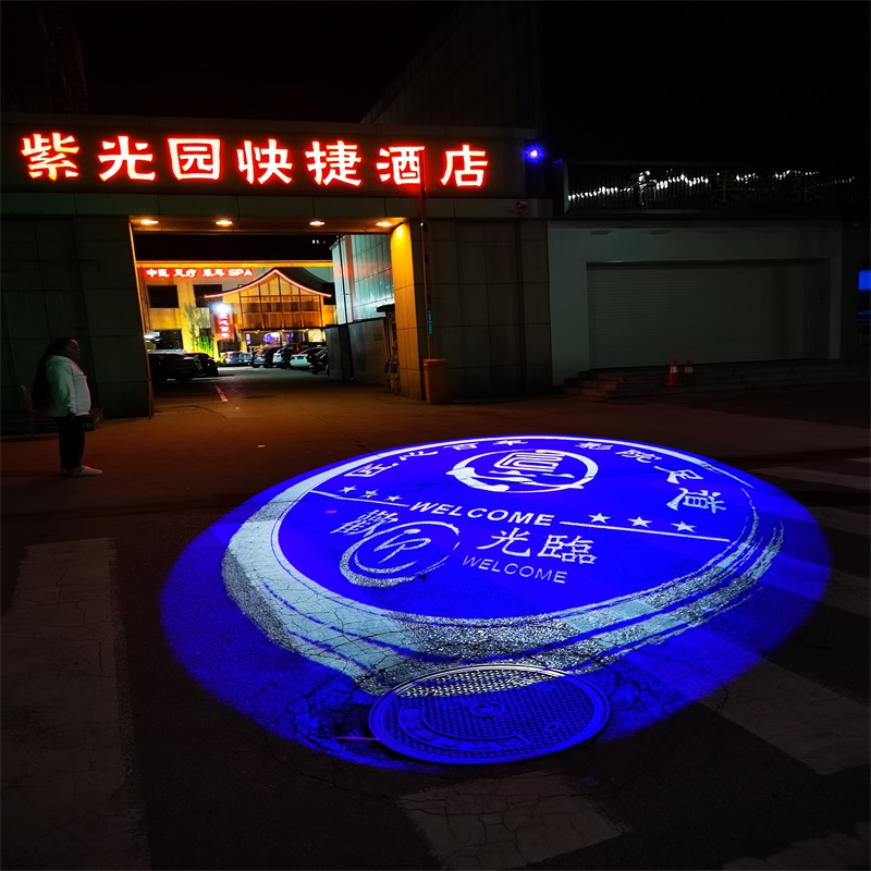 Compared with the door plaque, what is the difference with advertising projector?