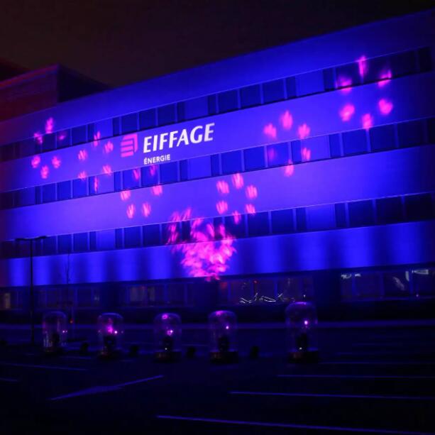 What are the factors that affect the size of the projection pattern of the advertising projection lamp?