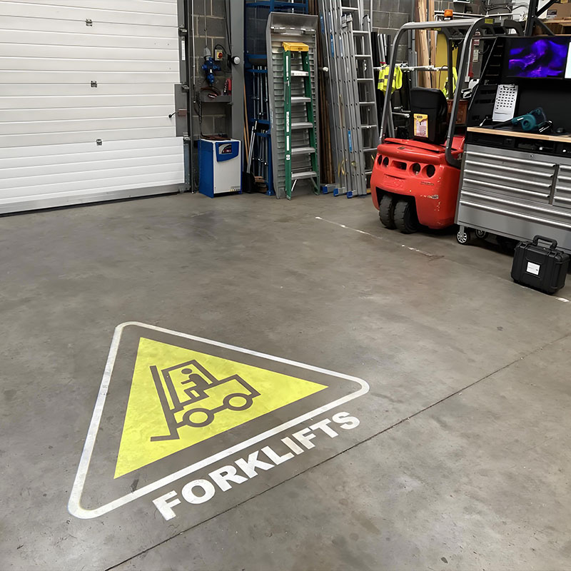 Which safety sign projector fits Canadian factory parking lots?